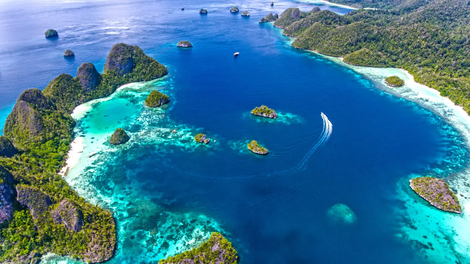 The karst lagoons of Piaynemo, Raja Ampat.© Wonderful Indonesia